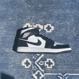 Women’s Air Jordan 1 Mids